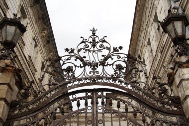 Mayıs 2008, Eylül 2009. Kostroma, şehrin pitoresk Volga kıyısında yer alır. Tatlı kulübe, oyma şehrin merkezi bölümünde asil Konakları ve tüccar ticaret satırları korunur. Ipatievsky Monastery.The Romanov.