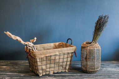 Kutular ve vazodaki lavantalarla dolu eski bir hayat 