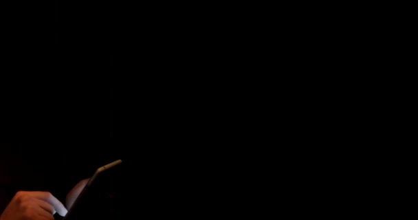 Un hombre guapo utiliza una tableta en un cuarto oscuro — Vídeo de ... Un hombre guapo utiliza una tableta en un cuarto oscuro — Vídeo de ...