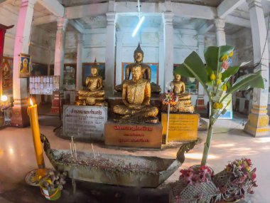 Wat Phai Rong Wua 'daki altın Buda heykeli, Suphanburi, Tayland. Budizm tapınağındaki tarihi şehrin güzelliği..