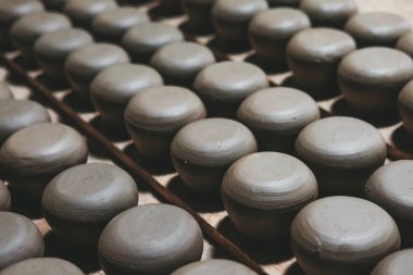 Kahverengi toprak tenceresi sırası. Tayland sanatı elle yapılır..