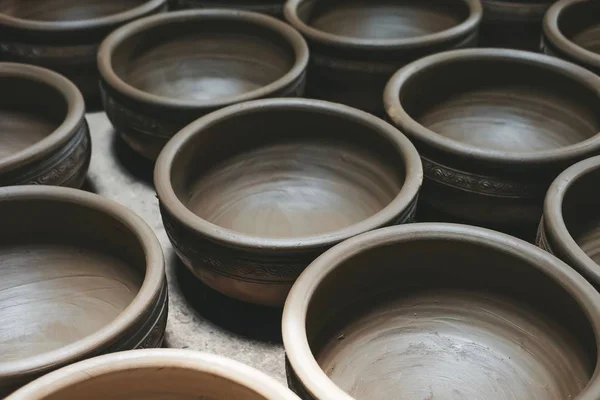 Wiersz Brown Garnek Ceramiczny Tajlandia Sztuki Wykonane Ręcznie — Zdjęcie stockowe