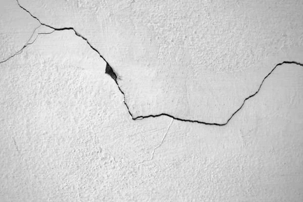 Beyaz Beton Çatlak Duvara Yakın Çekim Güneş Işığının Yol Açtığı — Stok fotoğraf