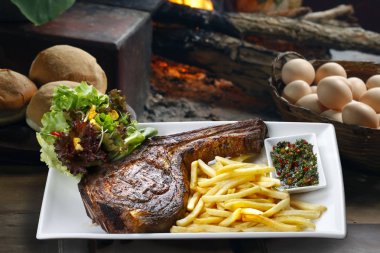 Patates kızartması ve salata ile prime kaburga