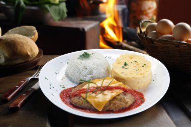 göğsü pirinç ve patates ile