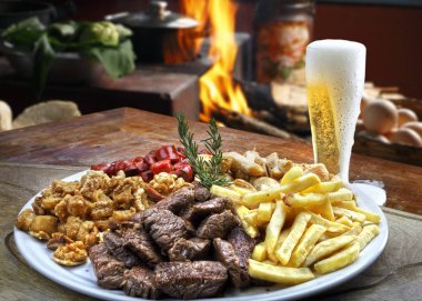 bira aperatifler beyaz plaka üzerinde