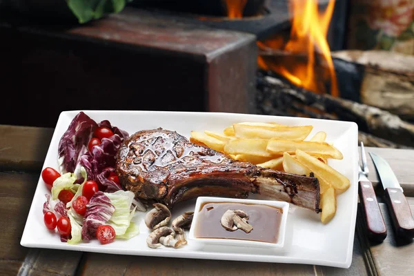 Costela Prime com batatas fritas e salada — Fotografia de Stock