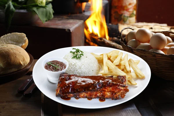 Costeletas fumadas com arroz e batata — Fotografia de Stock