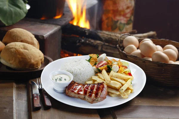 Domuz eti pilav ve patates ile — Stok fotoğraf