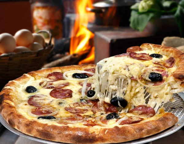 Домашнє свіжа піца — стокове фото