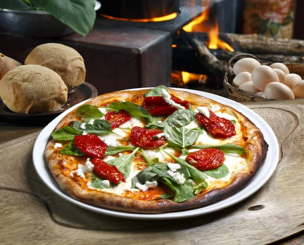 Domácí čerstvá pizza — Stock fotografie