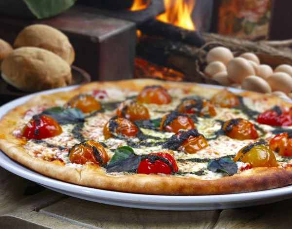 Pizza fresca caseira — Fotografia de Stock