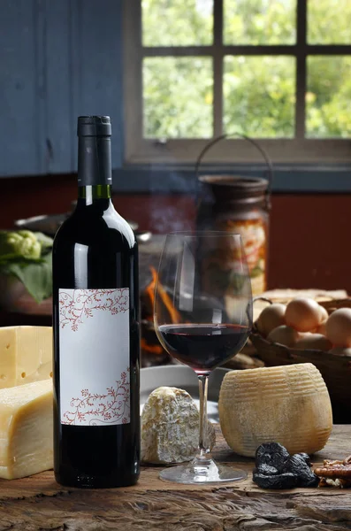 Sýr a víno na stole — Stock fotografie