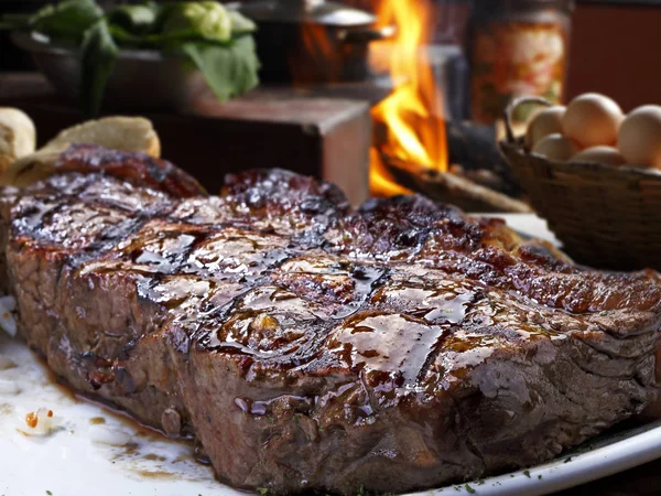 Grande bistecca su piastra bianca — Foto Stock