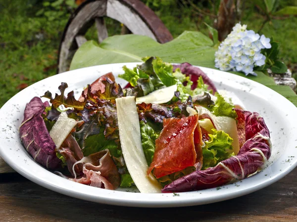 Insalata con prosciutto e verdure — Foto Stock