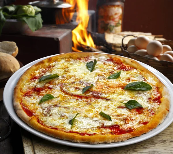 Huisgemaakte verse pizza — Stockfoto