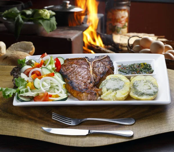 T filete de hueso con ensalada de patata y verduras — Foto de Stock