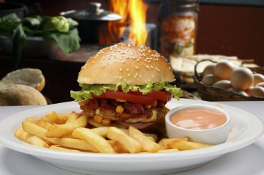 Burger patates kızartması ile