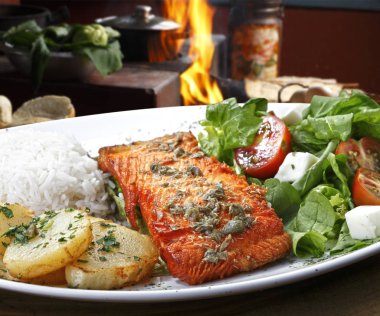 Somon garnitürleri ve sebze ile