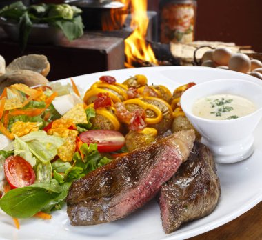 Kızarmış biftek ve patates püresi