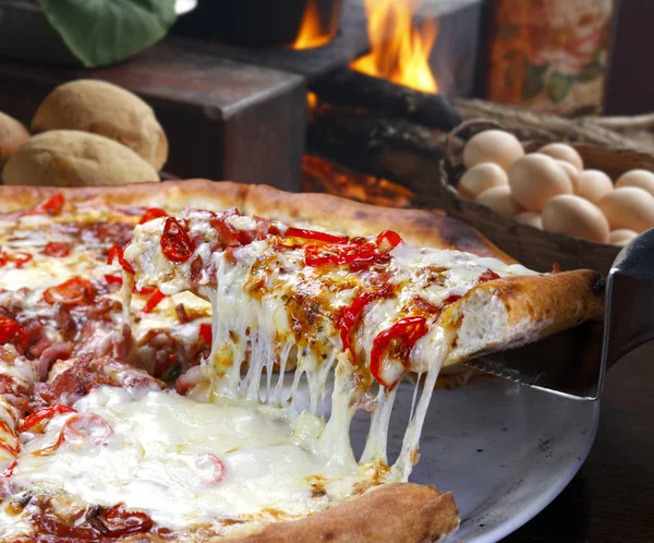Plátek čerstvé chutné pizzy — Stock fotografie