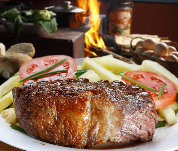 Carne a la parrilla con guarniciones — Foto de Stock