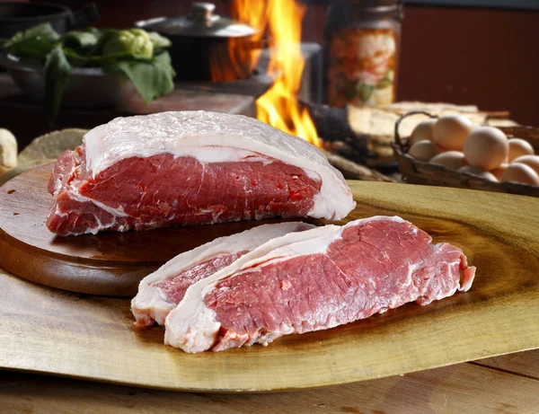 Geschnittene Fleischstücke für Steak — Stockfoto