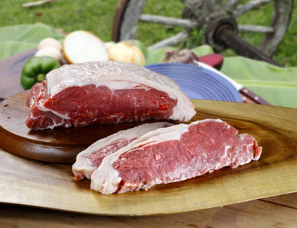 Pedaços de carne fatiados para bife — Fotografia de Stock