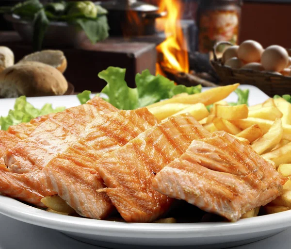 Salmón a la parrilla con patatas fritas — Foto de Stock