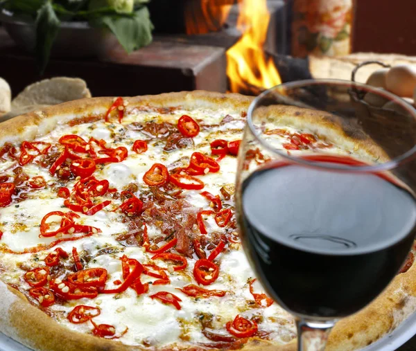 Pizza com copo de vinho — Fotografia de Stock