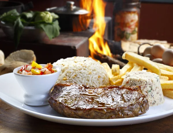 Carne grelhada com guarnições — Fotografia de Stock