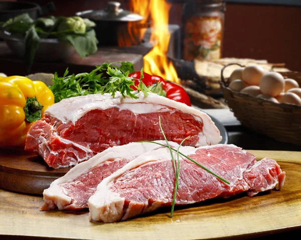 Pedaços de carne fatiados para bife — Fotografia de Stock