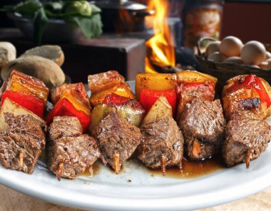 üzerinde şiş ızgara et