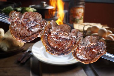 Üzerinde şiş ızgara picanha