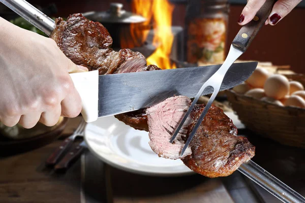 Pessoa que corta Picanha — Fotografia de Stock