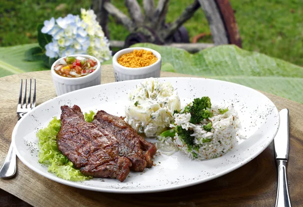 Meat with rice and vegetables — Stock Photo, Image