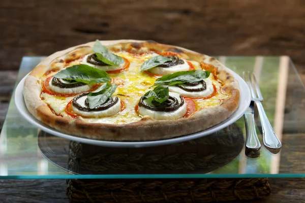 Pizza com queijo pepperoni — Fotografia de Stock