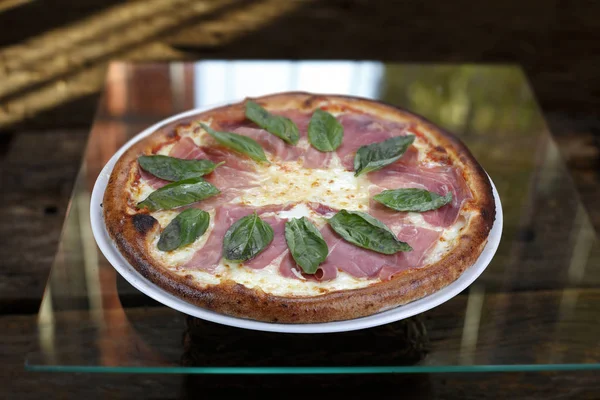 Pizza z mięsem i mozzarellą — Zdjęcie stockowe