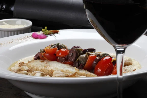 Balık fileto ve badem risotto — Stok fotoğraf