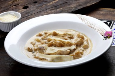 Gnocchi erişte ve beyaz tabak