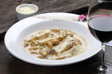 Gnocchi erişte ve beyaz tabak