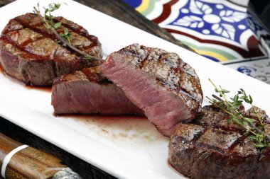 Barbekü biftek kesmek