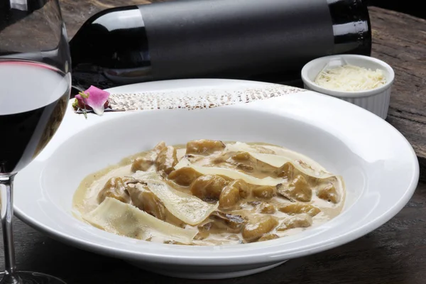 Gnocchi noodle in witte plaat — Stockfoto