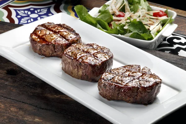 Trois steaks rôtis sur le gril — Photo