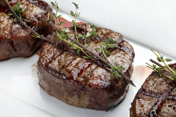 Trois steaks rôtis sur le gril — Photo