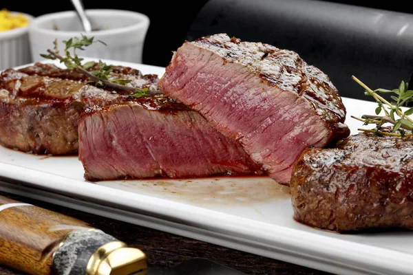 Barbekü biftek kesmek — Stok fotoğraf