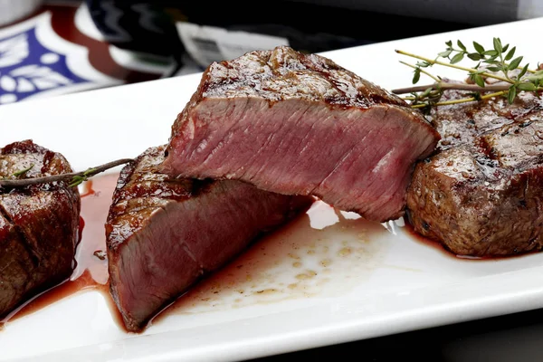 Barbekü biftek kesmek — Stok fotoğraf