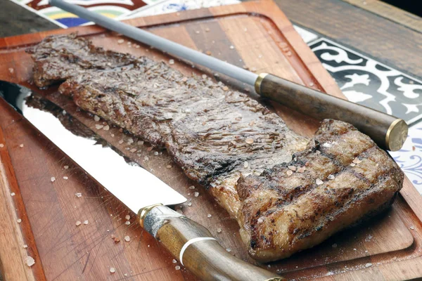 Char-grilled flank steak — Stock Photo, Image