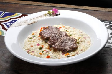 Kavrulmuş et risotto 