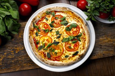 geleneksel pizza margherita